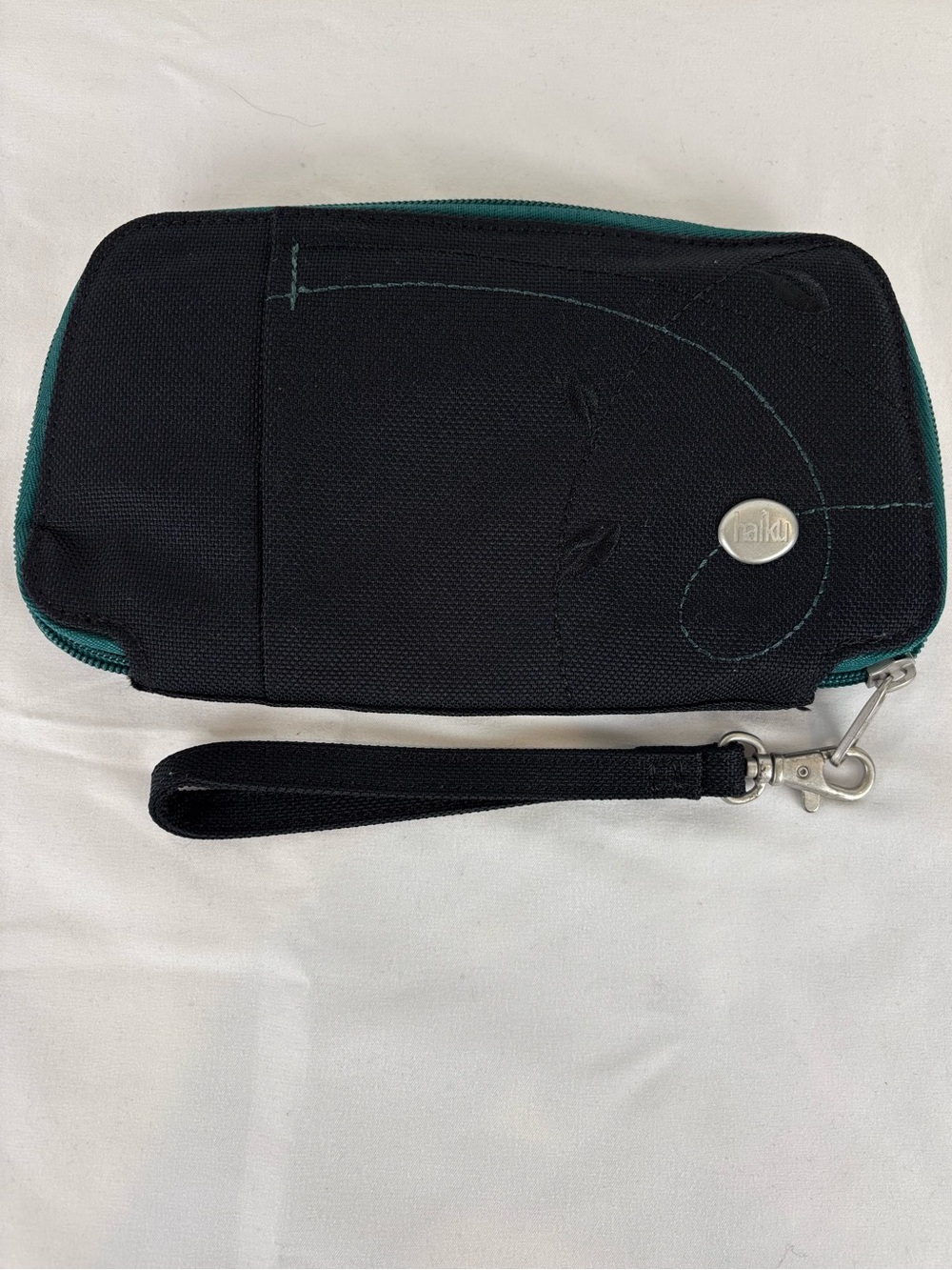 Haiku Fortitude RFID Blocking Wallet Black Juniper Green Wrist Strap Zip Close